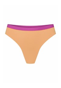 Pomarańczowe majtki bikini z fioletowym elastycznym pasem. Materiał ma gładką fakturę i prosty krój z niskim stanem.