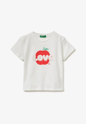 Weißes T-Shirt mit kurzen Ärmeln, roter Apfel-Grafik und strukturiertem weißem "LOVE"-Text über der Apfelmitte.