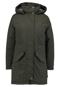 Olijfgroene wintersjas met capuchon, voorzien van drukknopen aan de voorkant, twee schuine klepzakken en een warme voering die zichtbaar is binnenin de capuchon.