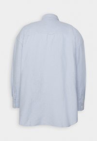 Vaaleansininen pitkähihainen paita, rento muotoilu, valmistettu hieman tekstuurista kankaasta. Sisältää tavallisen kauluksen ja napilliset hihansuut.