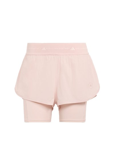 Hellrosa geschichtete Sportshorts mit inneren Kompressionsleggings und einem breiten Bund mit den Logos von Stella McCartney und Adidas.