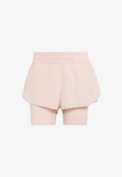 Hellrosa geschichtete Sportshorts mit inneren Kompressionsleggings und einem breiten Bund mit den Logos von Stella McCartney und Adidas.