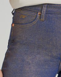 Džínsy z denimového materiálu v hlbokom modrom odtieni so subtilným leskom, s bronzovými kovovými detailami a zlatým vyšívaným logom na prednej vrecku.