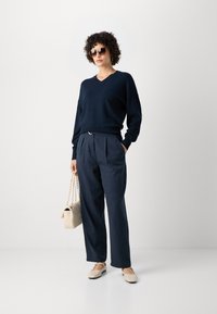 Scotch & Soda CORE V NECK RELAXED  - Strikkegenser - night