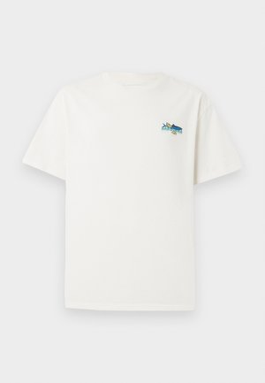 Witte katoenen t-shirt met korte mouwen, met een kleurrijk grafisch ontwerp op het linkerbovenste deel dat een vis en tekst afbeeldt.