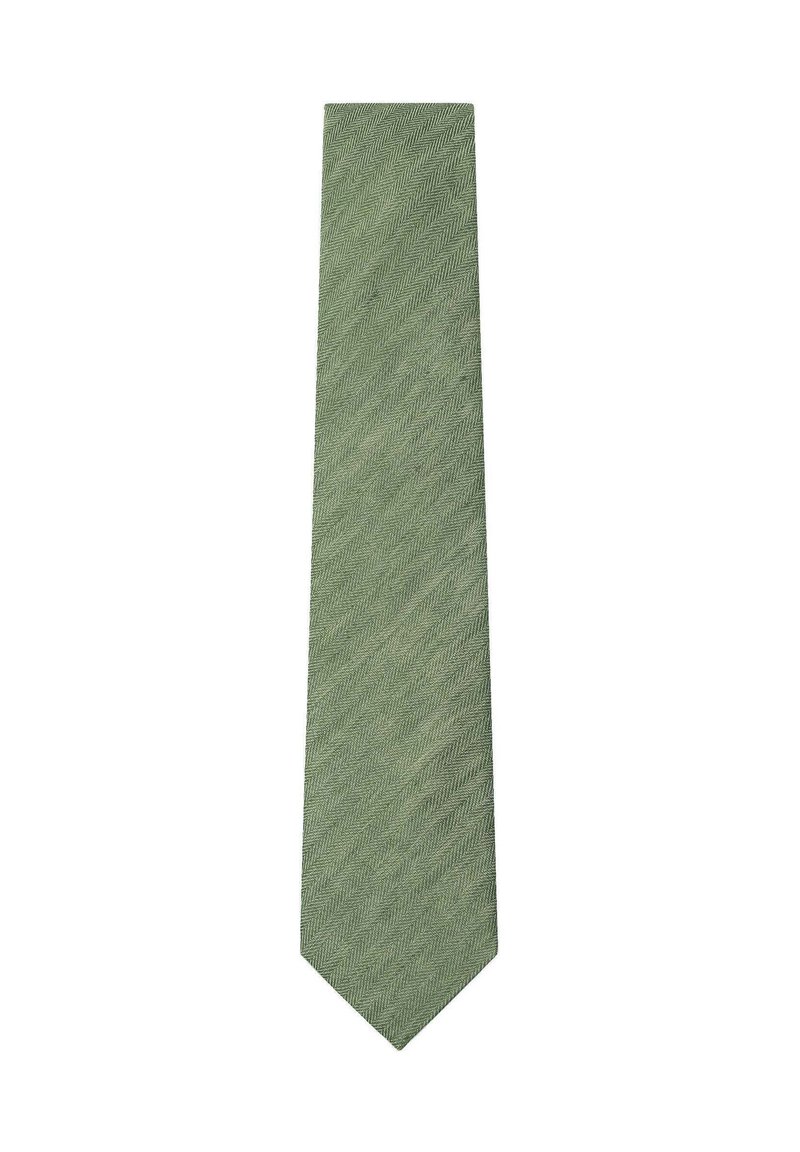 Cravate verte en chevrons avec une finition texturée et une pointe arrondie, présentant un motif subtil sur l'ensemble du tissu.
