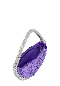 Fioletowa torebka z cekinami, z przezroczystym uchwytem z koralików, zamykana na zamek, z gładkim wnętrzem. Posiada kształt półksiężyca i dekoracyjne elementy.
