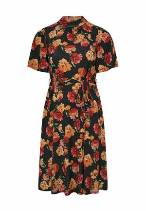 Vestido floral de manga corta, base negra, adornado con flores rojas, naranjas y amarillas; cuenta con una cintura ceñida con cinturón y un cuello clásico.