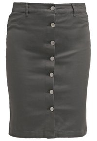 Grå denimkjol med en figursydd form, med en framknapplist, fem silverfärgade knappar och två sidofickor.