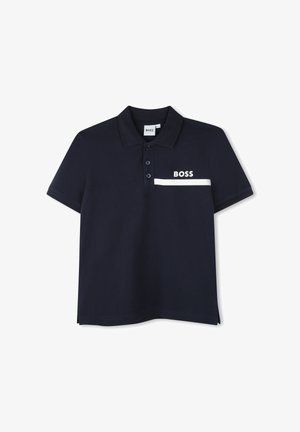 Polo bleu marine avec trois boutons, manches courtes, bande horizontale blanche et logo "BOSS" sur le côté gauche de la poitrine.