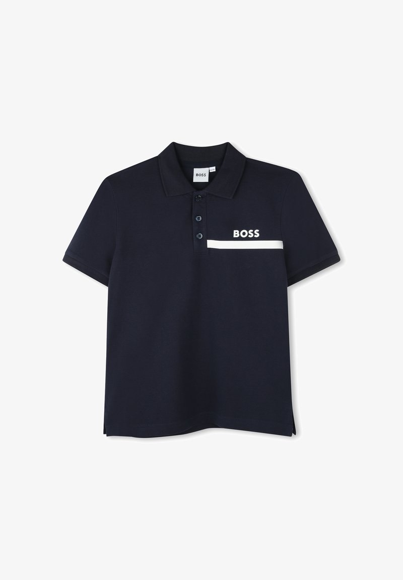 Polo bleu marine avec trois boutons, manches courtes, bande horizontale blanche et logo "BOSS" sur le côté gauche de la poitrine.