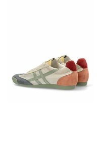 Zapatilla multicolor con parte superior de malla, que presenta acentos en verde, azul, naranja y rojo. Perfil bajo con suela de goma.