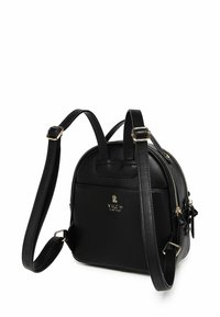 Černý kožený batoh se zlatými přezkami, nastavitelnými popruhy, logem vpředu a bočními kapsami na zip, zobrazený ze zadního nakloněného pohledu.