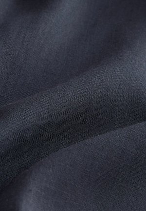 Tumši pelēks lina audums ar gludu, fakturētu virsmu, kas izceļ smalku auduma rakstu un mīkstu kritumu.