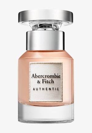 Glassparfymeflaske med lys ferskenfarget væske, sølvhette og beige stoffetikett med teksten "Abercrombie & Fitch AUTHENTIC."