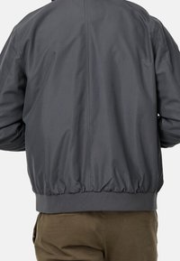 Grijze bomberjack met een ribgebreide zoom en manchetten. Glad, licht glanzend materiaal met een ontspannen pasvorm, met een minimalistisch ontwerp en zonder zichtbare hardware.