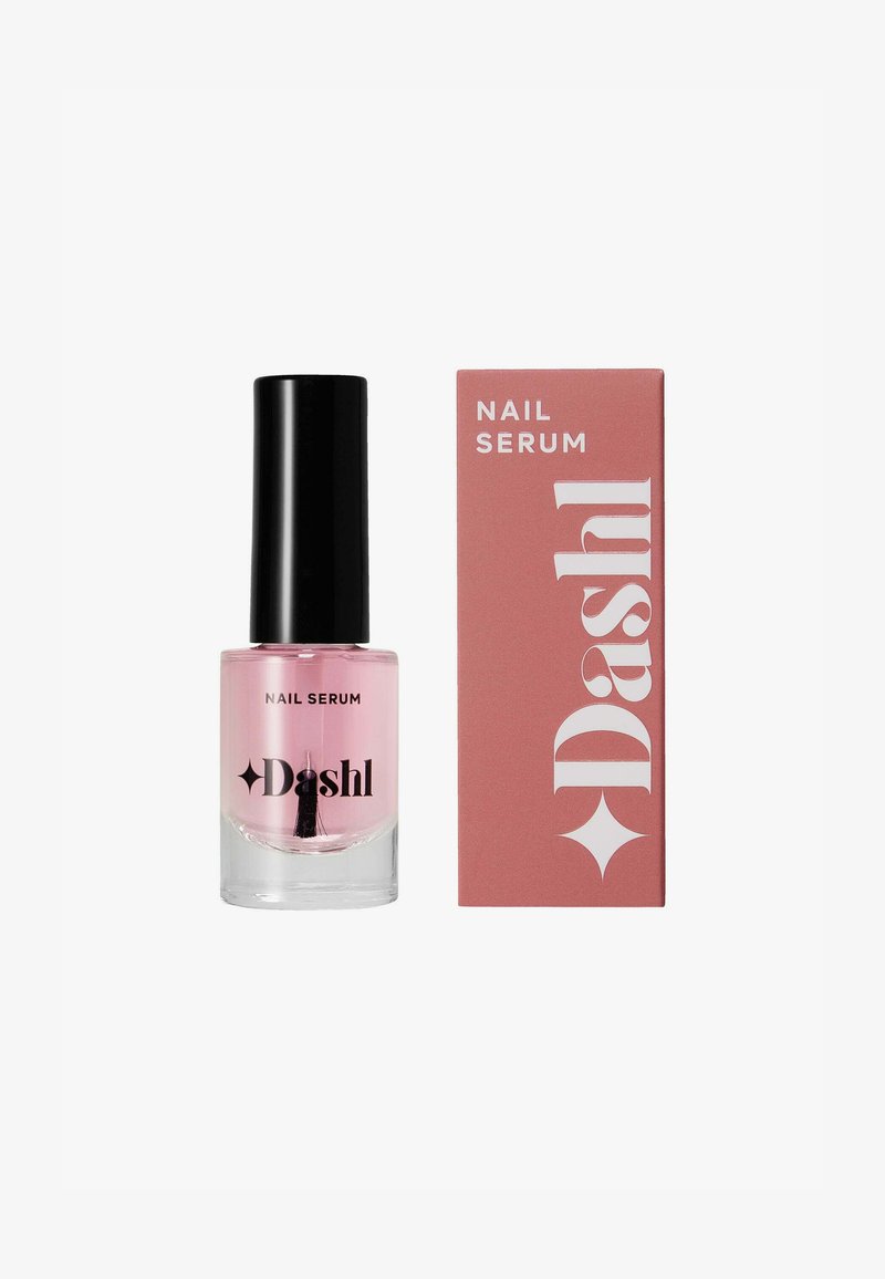Nagelserum i en klar glasflaska med svart kork. Serumet är ljusrosa. Förpackningen har en mjuk rosa låda med vit text.