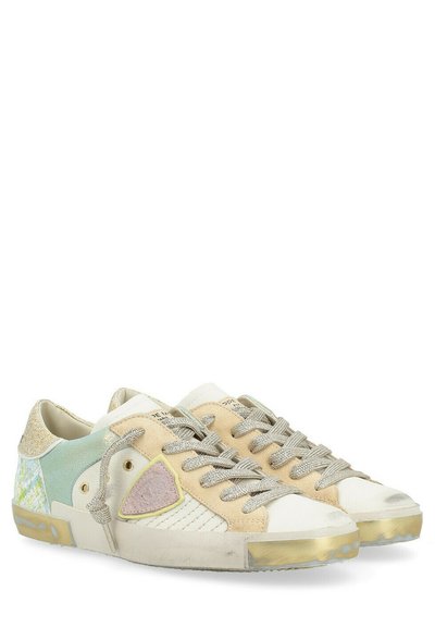 Sneaker con un mix di beige, verde menta e dettagli testurizzati, con punta rotonda, lacci e una suola semitraslucida.
