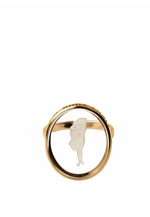 Anillo de oro con una cara circular transparente que presenta la silueta blanca de una mujer cubriendo su pecho con un brazo.