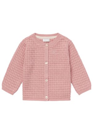Cárdigan de bebé tejido en rosa con textura de gofre, mangas largas, cuello redondo y cierre frontal con cuatro botones blancos.