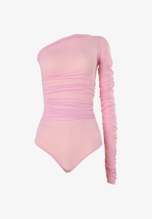 Body asymétrique à une épaule en rose clair, avec des détails froncés et une longue manche froncée pour la texture.
