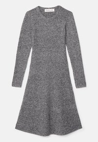 Robe en tricot gris à fines côtes avec des manches longues et une silhouette évasée. Présente un col rond et un tissu texturé sur l'ensemble.