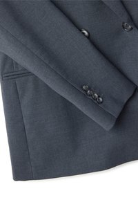 Blazer grigio su misura con tessuto testurizzato, dotato di un design a una fila di bottoni, chiusura con tre bottoni e colletto elegante.