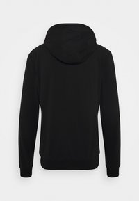 Felpa nera con una texture liscia, dotata di cappuccio e maniche lunghe. Il design è semplice, con orlo e polsini aderenti.