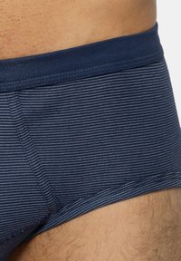 Marineblauwe gestreepte herenonderbroek met een zachte, elastische tailleband; de stof heeft een gladde textuur en bevat naden voor een strakke pasvorm.