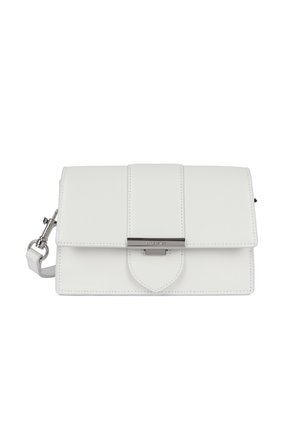 Witte leren crossbodytas met voorflap, zilveren gesp en afneembare band op een effen witte achtergrond.