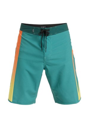 Tyrkysové board šortky s abstraktním oranžovým a žlutým bočním přechodem, se stahovací šňůrkou v pase a hladkým textilním povrchem.