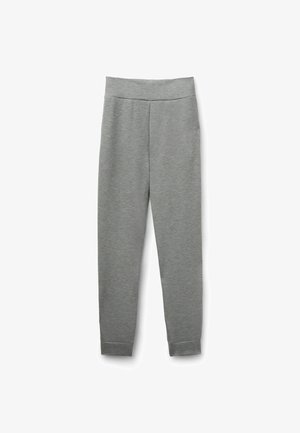 Pantalon gris taille haute effilé avec une large ceinture et des chevilles retroussées, fabriqué dans un tissu doux et extensible, idéal pour une tenue décontractée.