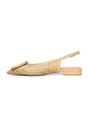 Zapato plano beige tejido con puntera puntiaguda, detalle de hebilla circular y tacón bajo apilado.