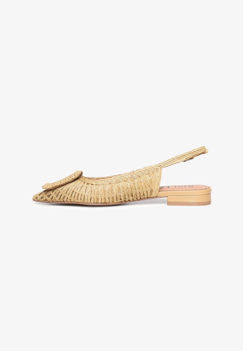 Zapato plano beige tejido con puntera puntiaguda, detalle de hebilla circular y tacón bajo apilado.