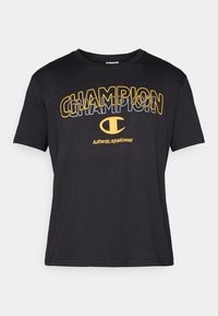 Μαύρο βαμβακερό T-shirt με έντονο κίτρινο και λευκό κείμενο "CHAMPION" και λογότυπο "Authentic Athleticwear", με στρογγυλή λαιμόκοψη και κοντά μανίκια.