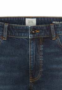 Jean en denim bleu foncé avec une coupe régulière, arborant une fermeture à bouton, des accents de couture jaunes et une étiquette au niveau de la taille.