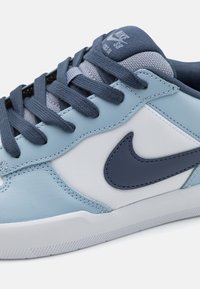 Nike SB FORCE 58 PRM UNISEX - Baskets basses - white/thunder/blue/ashen slate
