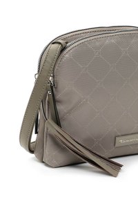 Borsa a tracolla taupe con doppia cerniera, motivo a diamante in rilievo, nappina coordinata e tracolla regolabile su sfondo bianco.