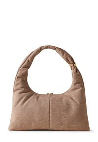 Sac à main en beige texturé avec une poignée arrondie, doté d'une fermeture éclair et d'un accent doré. Tissu doux avec un motif subtil.