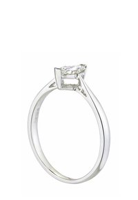 Anillo de plata con un diamante redondo prominente engastado en cuatro garras, banda lisa con un acabado pulido, superficie clara y reflectante.