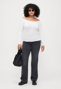 ONLY Carmakoma CARROYAL MID WAIST FLARED - Flared Jeans - washed black