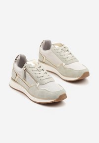 Baskets de sport avec une tige en mesh gris clair, des accents en daim, une fermeture éclair latérale dorée, et une semelle en caoutchouc avec un motif en brun.