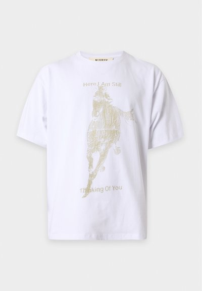 Λευκό κοντομάνικο T-shirt με μπεζ γραφικό ενός τρέχοντος αλόγου και κείμενο πάνω και κάτω που λέει "Here I Am Still Thinking Of You."