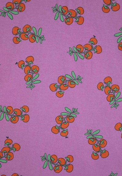 Tessuto viola con un motivo ripetuto di piccoli grappoli di pomodori rossi e foglie verdi distribuiti uniformemente.
