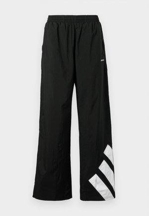 Czarne szerokie spodnie z lekkiego materiału, z elastycznym pasem i białym ukośnym paskiem na lewej nogawce.