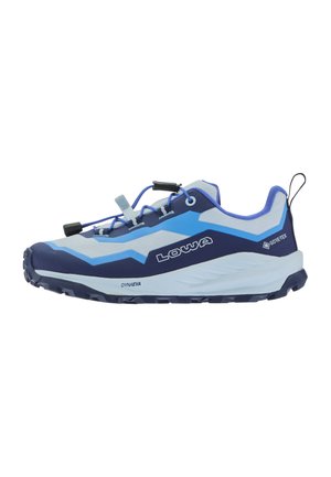 Hellblauer und dunkelblauer Lowa Trailrunning-Schuh mit Schnellzug-Schnürsenkeln, dicker Sohle und Gore-Tex-Wasserdichtigkeitslabel an der Ferse.
