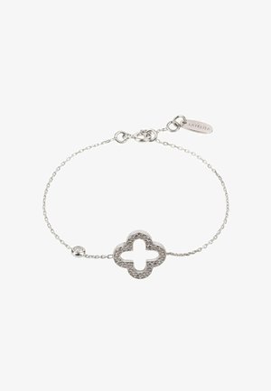 Silbernes Kettenarmband mit einem kleeblattförmigen Anhänger, besetzt mit kleinen klaren Edelsteinen, und einem kleinen runden Edelstein nahe dem Verschluss.