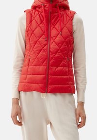 Gilet matelassé rembourré rouge avec capuche. Doté d'une fermeture éclair à l'avant, de cordons ajustables et de poches latérales. Conçu avec une texture légère et lisse.