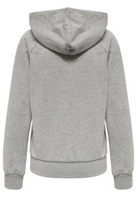 Sweat à capuche gris avec une texture en polaire, des poignets et un ourlet côtelés. Comprend une capuche structurée et des détails de couture au dos.