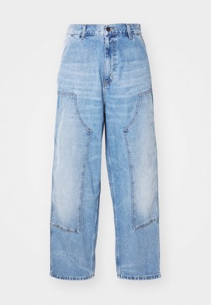 Lyseblå denim brede bukser med to store frontlommer, knappelukking og subtil falming. Stikking aksenter på lommene.